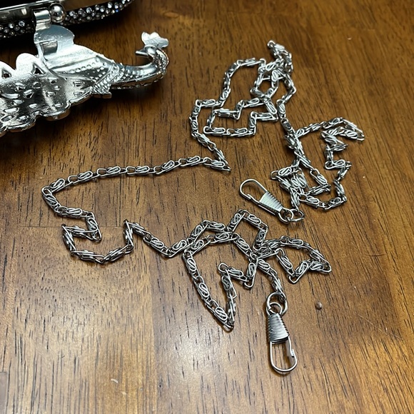 Peacock clasp clamshell purse rhinestone/black/silver, removable chain included - Picture 5 of 5